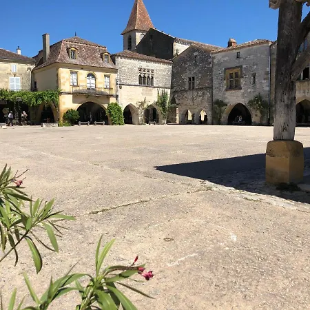 לינה וארוחת בוקר Les Jonquilles 4*