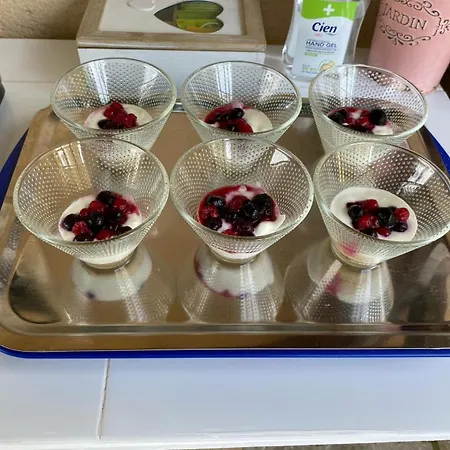 Les Jonquilles לינה וארוחת בוקר דום