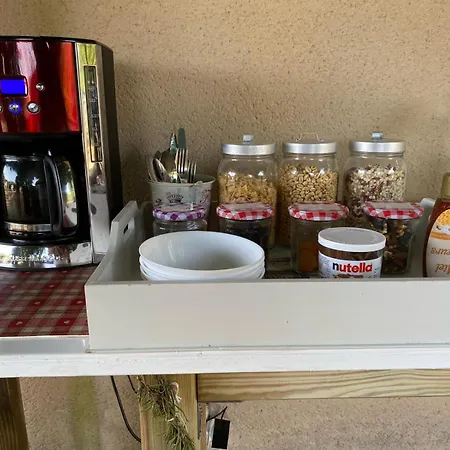 Les Jonquilles לינה וארוחת בוקר 4*