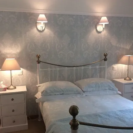 Les Jonquilles לינה וארוחת בוקר 4*